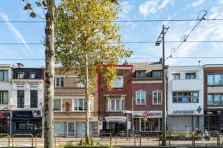 <p>Op te frissen appartement in het centrum van Mortsel, met alle voorzieningen op wandelafstand.</p>
<p>Dit appartement combineert een topligging in het centrum van Mortsel met een vlotte bereikbaarheid en het comfort van stedelijk wonen. Winkels, openbaar vervoer, horeca en dagelijkse voorzieningen bevinden zich vlakbij, waardoor je hier geniet van een praktische en aangename woonomgeving. De lichtrijke leefruimte sluit mooi aan op de functionele keuken, terwijl de slaapkamer een rustige plek biedt om thuis te komen. Dankzij de centrale ligging is dit appartement ideaal voor wie comfortabel wil wonen met alles dichtbij.</p>
<p>Belangrijkste ruimtes:<br />• Woonkamer met aangename lichtinval<br />• Keuken uitgerust met gasfornuis, dampkap, koelkast, diepvries, vaatwasser en enkele spoelbak<br />• Slaapkamer met bekabeling<br />• Badkamer met ligbad, toilet en enkele wastafel</p>
<p>Troeven:<br />• Topligging in het centrum van Mortsel<br />• Vlot bereikbaar met winkels en openbaar vervoer dichtbij<br />• Stedelijk comfort met alles op wandelafstand</p>
<p>Neem vandaag nog contact op met je ERA-makelaar voor een bezoek. JOUW DROOMAPPARTEMENT. ZO GEVONDEN!</p>
