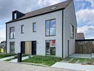 De snelste manier om een bezoek te brengen aan dit huis? Vraag je bezoek aan via de rode knop op onze website (www.dewaele.com) en je wordt gecontacteerd door één van onze verhuurexperten. <br /><br />Woning met 3 slaapkamers, 2 staanplaatsen en zonnige tuin op een centrale ligging te Tielt.<br /><br />Het huis heeft volgende indeling:<br />- Inkom met apart toilet<br />- Lichtrijke leefruimte<br />- Open keuken voorzien van koelkast, vaatwas, kookplaat, dampkap, spoelbak, oven, microgolf en ingemaakte kasten <br />- Berging<br />- 3 slaapkamers <br />- 2 badkamers voorzien van inloopdouche/bad en badkamermeubel <br />- Apart toilet<br />- Zolderruimte/opslagruimte<br />- Zonnige tuin met terras<br />- 2 autostaanplaatsen<br /><br />Extra kenmerken: <br />- Instapklaar en lichtrijk huis<br />- Energiezuinig<br />- Centrale ligging nabij het centrum van Tielt<br /><br />Ben jij geïnteresseerd in dit huis te huur in Tielt? Aarzel dan niet ons te contacteren.