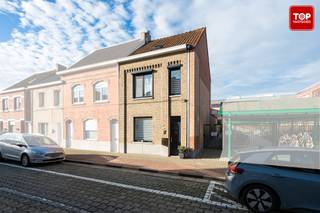Op een boogscheut van het centrum van Zele bevindt zich deze uitzonderlijk lichtrijke en volledig afgewerkte gezinswoning met 3 slaapkamers.Deze...