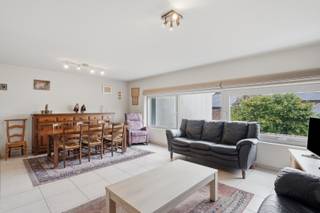 Op de eerste verdieping van een verzorgd appartementsgebouw in het centrum van Aartrijke bevindt zich dit instapklare appartement met een bewoonbare oppervlakte van 88 m². De lichtrijke leefruimte met open keuken vormt het hart van de woning en biedt alle comfort voor dagelijks wonen. De volledig uitgeruste keuken beschikt over alle nodige inbouwtoestellen en sluit naadloos aan op de leefruimte. Via beide slaapkamers heeft u rechtstreeks toegang tot het ruime, zonnige terras van maar liefst 27,5 m², afgewerkt in stijlvolle bankirai. De badkamer is ingericht met een ligbad, dubbele lavabo en praktische opbergkasten, terwijl er ook een afzonderlijk gastentoilet aanwezig is. Het appartement is voorzien van aluminium ramen met dubbele beglazing en behaalt een EPC-label C, waardoor er geen renovatieplicht geldt. Verwarming gebeurt elektrisch met accumulatie- en convectorverwarming. De ruime garage nr. 3 met automatische kantelpoort en elektriciteitsaansluiting is inbegrepen in de prijs. Het gebouw omvat slechts acht appartementen en zes garages, wat zorgt voor een aangename en kleinschalige woonomgeving. Dankzij de centrale ligging bevinden winkels, scholen, openbaar vervoer en andere voorzieningen zich op wandelafstand. Een ideale eigendom voor eigen bewoning of als interessante investering.<br />EPC: 216 kWh/m² (Vg, Wg, Gmo, Gvkr, Gvv) Ref. OU28962