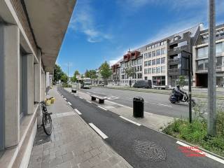 Dit charmante appartement bevindt zich in het hart van Brugge, op een ideale locatie vlakbij ’t Zand en openbaar vervoer.De ruime woonkamer ( 30 m2 )...