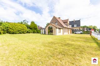 <p><strong>Te koop: ruime open bebouwing in een rustige residentiële wijk van Oostduinkerke, op korte afstand van zee en duinen.</strong></p>

<p> </p>

<p>Deze woning uit 1989 biedt een solide basis met veel ruimte voor een gezin. Gelegen in de Myosotislaan, geniet u van een rustige omgeving met alle voorzieningen binnen handbereik. Met vier slaapkamers en twee badkamers is er plaats voor iedereen. De aanwezigheid van een veranda en dubbele garage maken het geheel extra praktisch.</p>

<p> </p>

<p>Belangrijkste ruimtes:<br />• Living met grote ramen en veel lichtinval<br />• Eetkamer aansluitend op de keuken<br />• Keuken met functionele indeling<br />• Vier slaapkamers, ideaal voor gezin of gasten<br />• Twee badkamers met basisvoorzieningen<br />• Veranda met zicht op de tuin<br />• Dubbele garage met directe toegang tot de woning</p>

<p> </p>

<p>Troeven:<br />• Rustige residentiële ligging in Oostduinkerke<br />• Vier slaapkamers en twee badkamers<br />• Dubbele garage en veranda</p>

<p> </p>

<p>Neem vandaag nog contact op met uw ERA-makelaar voor een bezoek.</p>

<p> </p>

<p>JOUW DROOMHUIS. ZO GEVONDEN!</p>