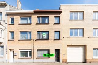 Hoewel de woning een opknapbeurt kan gebruiken, geniet ze talrijke troeven. Zo is ze gunstig gelegen in een residentiële wijk. In de omgeving zijn er buurtwinkels en heeft u een vlotte verbinding naar het centrum.<br /><br />Daarenboven betreft het een ruime woning met een logische indeling. Zo heeft u eerst en vooral een grote eet-en leefkamer, keuken en badkamer ter beschikking. Verder zijn er liefst vier volwaardige slaapkamers. De ruime zolder biedt de nodige bergruimte. <br /><br />Tot slot is er nog een koer achteraan het pand. <br /><br />Bent u op zoek naar een gunstig gelegen gezinswoning? Aarzel dan niet en neem contact op voor meer info of een afspraak. <br /><br />