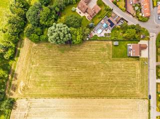 <p>Met een totale oppervlakte van ca. 6.600 m² biedt dit perceel enorm veel potentieel. Ideaal voor een luxe-villa genietend van een waanzinnig uitzicht, <br />of als interessante ontwikkelingsmogelijkheid: potentieel voor de realisatie van ongeveer 10 woningen (open of halfopen bebouwing), onder voorbehoud van het bekomen van de nodige stedenbouwkundige vergunningen.<br /><br />De ligging is een absolute troef: rustig en groen, aan de voet van het Kluisbos, met een open zicht op de omliggende natuur. Een ideale combinatie van landelijke charme en vlotte bereikbaarheid.<br /><br />Het centrum van Amougies bevindt zich op wandelafstand. Daarnaast zijn Avelgem, Kluisbergen en Ronse bereikbaar binnen 10 minuten, terwijl Doornik zich op slechts 25 minuten rijden bevindt.<br /><br />Meer info of plan je bezoek: wim@immobeguin.be<br />Te koop via Immo Beguin, uw vastgoedexpert sinds 2009, met kantoren in Ronse, Waregem, Kortrijk, Deinze, Doornik en Lessen.</p>
