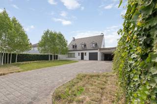Deze ruime villa bevindt zich op een perceel van ca. 1.109 m² in één van de meest gegeerde buurten van Marke, Rodenburg. Dankzij de centrale ligging geniet je van een vlotte bereikbaarheid en bevinden scholen, winkels en andere voorzieningen zich op korte afstand.<br /><br />Bij het betreden van de woning kom je in een royale inkomhal die toegang geeft tot de open en lichtrijke leefruimte met gashaard, bestaande uit een gezellige zit- en eethoek. Aansluitend vind je de volledig uitgeruste keuken met een praktische ontbijthoek. Grote raampartijen zorgen voor een overvloed aan natuurlijk licht en creëren een warme, uitnodigende sfeer met mooi zicht op de zuidgerichte tuin met zwembad, een plek waar je volledig tot rust komt.<br /><br />Op het gelijkvloers is tevens een afzonderlijk gastentoilet voorzien.<br /><br />De eerste verdieping beschikt over drie ruime slaapkamers, waarvan één met ingebouwde dressing. Daarnaast is er een ruime badkamer met dubbele wastafel, inloopdouche en toilet. Via een uitschuifbare trap bereik je de zolder, die mogelijkheden biedt tot het creëren van extra woonruimte.<br /><br />Buiten geniet je van een verzorgde, zuidgerichte tuin met zwembad en een praktisch tuinhuis met douche, ideaal na een verfrissende duik. Verder beschikt de woning over een ruime garage, carport en een brede oprit met plaats voor meerdere wagens.<br /><br />Er zijn geen maatregelen gevonden op dit kadastraal perceel volgens onze opvraging bij het Maatregelenregister.<br /><br />Benieuwd naar deze woning?<br />Contacteer Beau via beau@waeyler.be of 0470 54 16 27.