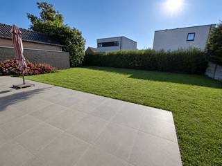Instapklaar halfopen bebouwing met zonnig terras<br />Dit huis gelegen in de Nieuwpoortlaan te Lombardsijde bestaat uit: <br /><br />inkomhal<br />woonkamer met gezellige gashaard en toegang tot het zongericht terras<br />volledig geïnstalleerde keuken met kookeiland<br />wasplaats<br />apart toilet<br />garage<br />oprit<br />ruime tuin<br />op de eerste verdieping van de woonst bevindt zich<br />drie volwaardige, ruime slaapkamers<br />badkamer met douche, bad, lavabo en toilet<br />ruime zolderverdieping boven de slaapkamers die kan worden ingericht<br />Enkele pluspunten van deze woning<br />geen renovatieplicht<br />waterput van 10.000 liter<br />nieuw dak<br />nieuwe elektriciteits -en verwarmingsinstallatie alsook de leidingen<br />ruime tuin met zongericht terras