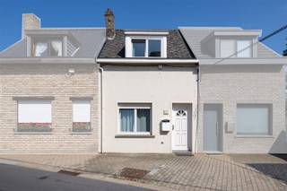 Gelegen in een rustig straatje, doch op wandelafstand van belangrijke verbindinswegen , scholen en openbaar vervoer, stellen wij u deze knusse woning voor met aangename grote tuin op 3are37. Deze woning bestaat uit een inkomhal, living / eetplaats met open keuken (36m2) en zicht op tuin, badkamer en 1 slaapkamer (9m2) op gelijkvloers. het verdiep herbergt een nachthal en 2 extra slaapkamers (17 en 9m2). Gezellige tuin met tuinhuis en servitude langs de buren met toegang tot straat. 1 parkingplaats voor de woning. EPC F 612 , pelletkachel ,dubbele beglazing PVC, elektriciteit conform. Te bezoeken