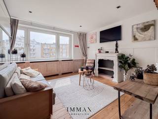 Stijlvol afgewerkte studio op een absolute topligging aan de Zoutelaan in Knokke, genietend van een open en aangenaam open zicht. Bij het binnenkomen betreedt u de inkomhal die uitgeeft op de lichtrijke leefruimte met een open keuken en eetplaats. De studio beschikt bovendien over een moderne douchekamer. Als extra troeven is er een praktische fietsenberging en een uitzonderlijke gemeenschappelijke tuin, een zeldzame meerwaarde op deze ligging. <br /><br />Ideaal als tweede verblijf, investering of pied-à-terre aan zee.<br />Mogelijkheid tot aankoop van een autostaanplaats/garagebox in de nabije omgeving.<br /><br />Aarzel niet om ons te contacteren voor meer informatie: tel. : 050 62 44 14 of via knokke@immax.be