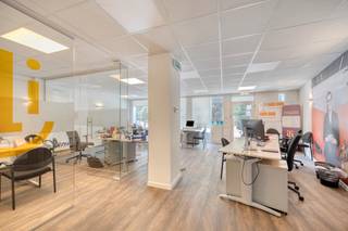 Opbrengsteigendom met handelsruimte en 2 appartementen in centrum Asse!
Investering met stabiele huuropbrengst op toplocatie! Dit pand ligt ideaal tussen het centrum en het station van Asse, nabij winkels, scholen en openbaar vervoer.
Indeling:
Handelsgelijkvloers (verhuurd aan Agilitas – €1.800/maand) met ruime ontvangst/bureauruimte, vergaderzaal, bureau, kitchenette, sanitair en grote kelder. EPC C.
2 appartementen (bereikbaar via Reiniersbosstraat) met lichtrijke leefruimte en open keuken, 1 slaapkamer, badkamer en wasplaats. EPC B.
4 parkeerplaatsen achter het gebouw.
De appartementen zijn verhuurd voor €600 en €660/maand, waardoor de totale huurinkomsten €3.060/maand bedragen. Met een gunstige EPC en rekening houdend met aankoopkosten en geschatte onderhoudskosten, bedraagt het geschatte nettorendement 4,5%.
Dankzij deze stabiele opbrengst vormt dit pand een interessante investering.
Contacteer ons voor meer info of een bezoek via laurens@immoaccenta.be