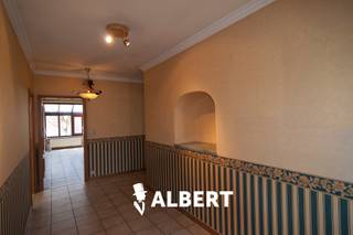 Charmante gelijkvloerswoning op ruim perceel van 920m²- geen renovatieverplichting!<br />Deze gelijkvloerswoning uit 1990 combineert ruimte, licht en comfort op één niveau. Met een bewoonbare oppervlakte van 214m²(bron EPC) en een zuidwest gerichte tuin, geniet je hier elke dag van rust en privacy. <br />Bovendien is er geen renovatieverplichting, wat deze woning extra interessant maakt voor wie meteen wil intrekken of op eigen tempo wil moderniseren.<br />Troeven van dit huis:<br />-3 volwaardige slaapkamers<br />-Lichtrijke , ruime keuken<br />-Gezellige woonkamer met open haard<br />-Aangenaam terras voor lange zomeravonden<br />-Zuidwest gerichte tuin<br />-Bouwjaar 1990 en Asbestveilig<br />-Geen renovatieverplichting<br />-Inpandige garage en veel berging<br /><br /><br />Interesse? Schrijf je in op ons bezoekmoment op 4 april 2026 tussen 13u en 16u op onze website www.albert.immo<br /><br />Bij Albert kom je thuis!