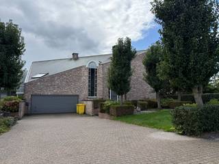 <p><strong>Rustig gelegen vrijstaande woning met 4 slaapkamers, 2 badkamers, bureauruimte, dubbele garage en prachtige tuin op een perceel van 1.098 m².</strong></p>
<p>Op een rustige locatie in een <strong>doodlopende straat in Retie</strong> bevindt zich deze bijzonder ruime en comfortabele vrijstaande woning. Met maar liefst <strong>374 m² bewoonbare oppervlakte</strong> biedt deze woning volop ruimte en mogelijkheden voor wie op zoek is naar een aangename gezinswoning met een hoogwaardige en praktische indeling.</p>
<p>Bij het binnenkomen wordt u verwelkomd in een <strong>ruime inkomhal</strong> met gastentoilet. De woning beschikt over een gezellige zithoek en een bijzonder ruime <strong>woon- en eetkamer</strong>, die dankzij de royale oppervlakte tal van mogelijkheden biedt voor een sfeervolle inrichting.</p>
<p>De <strong>ingerichte keuken</strong> sluit mooi aan bij de leefruimtes en vormt een praktische basis voor het dagelijkse gezinsleven. Verder is er op het gelijkvloers een <strong>moderne badkamer met inloopdouche</strong> en een afzonderlijke wasruimte, voorzien van bijzonder veel <strong>ingemaakte kasten</strong>.</p>
<p>Een grote troef is de <strong>ruime garage met plaats voor twee wagens</strong>. Daarnaast beschikt de woning over een omvangrijke <strong>bergkelder</strong>, ideaal voor extra opslagruimte.</p>
<p>Op de bovenverdieping bevinden zich <strong>vier ruime slaapkamers</strong> en een <strong>grote badkamer</strong>. Op de tussenverdieping is bovendien een afzonderlijke <strong>bureauruimte</strong>, ideaal als thuiswerkplek, hobbyruimte of studeerkamer.</p>
<p>Buiten geniet u van een <strong>prachtige, ruime tuin</strong> op een perceel van <strong>1.098 m²</strong>. Het <strong>overdekte terras</strong> is de ideale plek om in alle rust te genieten van de groene omgeving en de buitenruimte.</p>
<h3>Troeven</h3>
<ul>
<li>
<p>Vrijstaande woning in een rustige, doodlopende straat</p>
</li>
<li>
<p><strong>374 m² bewoonbare oppervlakte</strong></p>
</li>
<li>
<p><strong>Perceel van 1.098 m²</strong></p>
</li>
<li>
<p>4 ruime slaapkamers</p>
</li>
<li>
<p>2 badkamers</p>
</li>
<li>
<p>Moderne badkamer met inloopdouche</p>
</li>
<li>
<p>Afzonderlijke bureauruimte</p>
</li>
<li>
<p>Ruime woon- en eetkamer</p>
</li>
<li>
<p>Ingerichte keuken</p>
</li>
<li>
<p>Wasruimte met veel ingemaakte kasten</p>
</li>
<li>
<p>Dubbele garage</p>
</li>
<li>
<p>Ruime bergkelder</p>
</li>
<li>
<p>Prachtige tuin</p>
</li>
<li>
<p>Overdekt terras</p>
</li>
<li>
<p>Vloerverwarming</p>
</li>
<li>
<p>Verwarming op mazout</p>
</li>
<li>
<p><strong>EPC-label C</strong></p>
</li>
<li>
<p><strong>Onmiddellijk beschikbaar</strong></p>
</li>
</ul>
<h3>Huurvoorwaarden</h3>
<p>De <strong>basishuurprijs bedraagt € 1.800 per maand</strong>.</p>
<p>Daarbovenop wordt <strong>€ 200 per maand</strong> aangerekend voor het onderhoud van de tuin door een externe tuinman en voor het gebruik van <strong>elektriciteit en water</strong>.</p>
<p><strong>Huurprijs: € 1.800 + € 200 per maand</strong></p>
<p>Huurwaarborg: <strong>3 maanden huur</strong>.</p>
<p>De woning is <strong>onmiddellijk beschikbaar</strong>.</p>
<p>Een unieke kans voor wie op zoek is naar een <strong>zeer ruime vrijstaande woning met veel comfort, privacy en een prachtige tuin</strong>, gelegen in een rustige omgeving in Retie.</p>