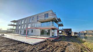 <strong>Appartement 0.02 – Gelijkvloers wonen met tuin in Klaverstuk 24</strong><br /><br />Maak kennis met <strong>appartement 0.02</strong>, een unieke kans om stijlvol en comfortabel gelijkvloers te wonen in het gloednieuwe project <strong>Klaverstuk 24</strong> te Zedelgem.<br />Met een grote privé-tuin en terras is dit appartement de perfecte keuze voor wie rust en ruimte zoekt, gecombineerd met hoogwaardige afwerking.
<h4><strong>Kenmerken van appartement 0.02</strong></h4>

<ul>
	<li>* <strong>Bewoonbare oppervlakte</strong>: 70 m²</li>
	<li>* <strong>Inkomhal </strong>met apart gastentoilet.</li>
	<li>* <strong>1 ruime slaapkamer</strong>, ideaal voor singles of koppels.</li>
	<li>* Moderne badkamer met <strong>meubel en douche</strong>.</li>
	<li>* <strong>Lichtrijke leefruimte</strong> met grote ramen en een open, volledig uitgeruste keuken.</li>
	<li>* Praktische <strong>wasplaats</strong> voor extra opbergruimte.</li>
	<li>* Riant <strong>terras van 23 m²</strong> en een aangelegde <strong>tuin van 116 m²</strong>, perfect om buiten te ontspannen en te genieten.</li>
	<li>* Inclusief <strong>ondergrondse parkeerplaats</strong> en <strong>fietsenberging</strong>.</li>
</ul>

<h4><strong>Duurzaamheid en comfort</strong></h4>

<p>Dit instapklare appartement is voorzien van:</p>

<ul>
	<li>* Vloerverwarming voor een gelijkmatige warmteverdeling.</li>
	<li>* Warmtepomp en zonnepanelen voor energiezuinig wonen.</li>
	<li>* Een E-peil van 30, waardoor u profiteert van een vrijstelling op de onroerende voorheffing.</li>
</ul>

<h4><strong>Rustig wonen met alles binnen handbereik</strong></h4>
Gelegen in een groene omgeving met vlotte verbinding naar het centrum van Zedelgem en nabijgelegen steden zoals Brugge, biedt Klaverstuk 24 u een perfecte mix van rust en bereikbaarheid.<br /><br />Dit appartement is dé ideale keuze voor wie houdt van modern comfort en extra buitenruimte.<br />Contacteer ons vandaag voor meer informatie of een bezoek.<br /><br /><strong>Hier begint uw nieuwe hoofdstuk!<br /><br />051 21 11 11 of matias@imfiro.be</strong>