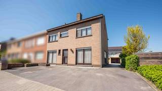 Deze <span><strong>kloeke en ruime halfopen bebouwing </strong></span>is gelegen <span><strong>in het centrum van Sint-Lodewij.k Deerlijk</strong></span> en biedt bijzonder <span><strong>veel potentieel voor wie op zoek is naar ruimte !</strong></span> <br />Langs de zijkant van de woning bevindt zich een <span><strong>brede oprit met een afgesloten poort die toegang geeft tot 2 achtergelegen garages.</strong></span><br />Bij het betreden van de woning kom je in de <span><strong>inkomhal met een apart toilet</strong></span>.<br />De <span><strong>ruime en lichtrijke woonkamer heeft een gezellige open haard en</strong></span> sluit naadloos aan op de <span><strong>leefkeuken</strong></span>, die op haar beurt grenst aan een <span><strong>praktische berging</strong></span>. Aan de linkerkant van de woning bevindt zich een <span><strong>grote extra ruimte die momenteel ingericht is als bureau maar ook dienst kan doen als hobbyruimte, uitbreiding van de keuken...</strong></span> .<br />Op de bovenverdieping zijn er <span><strong>4 volwaardige slaapkamers</strong></span>, waarvan één kamer momenteel uitgerust is met een douche.<br />Daarnaast is er een <span><strong>badkamer met bad, lavabo en toilet.</strong></span> Er is ook een <span><strong>zolder</strong></span>.<br />Via de achterdeur in de keuken gaat u naar het <span><strong>gezellig terras</strong></span><br /><span><strong>De woning is toe aan renovatie</strong></span>, <span><strong>maar dankzij haar solide structuur, ruime indeling en centrale ligging vormt dit pand een uitstekende basis om een comfortabele gezinswoning naar eigen smaak te creëren.</strong></span><br /><span>EPC : 655 en UC : 2541276<br />Wenst u een bezoek of meer info? Contacteer Peter : 0496/176878</span>