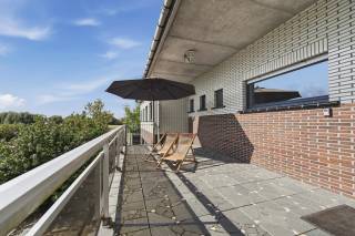 Op zoek naar een ruime gezinswoning met karakter, veel mogelijkheden én een landelijke ligging? Deze halfopen woning in Ingooigem (Anzegem) biedt een uitzonderlijke hoeveelheid ruimte en potentieel.<br /><br />Deze woning beschikt op éénzelfde verdieping over een lichtrijke leefruimte, een leefkeuken, badkamer met bad en wastafel, drie slaapkamers en een apart toilet. Daarnaast is er een ruime zolderverdieping die tal van mogelijkheden biedt. Ook de volledige onderkeldering vormt een absolute troef. Deze omvat maar liefst drie inpandige garageruimtes, een praktische wasberging en verschillende extra bergruimtes, waaronder een wijnkelder. Aan ruimte is hier dan ook geen gebrek.<br /><br />Buiten geniet u van een aangename, zonnige tuin met een perfecte zuidwestelijke oriëntatie. Het perceel van maar liefst 996 m² is volledig afgesloten en biedt rondom rond prachtige, landelijke verzichten. Op het eigen private terrein zijn bovendien tal van parkeermogelijkheden voorzien.<br /><br />Dankzij het ruime perceel, de kloeke constructie, de praktische indeling en de vele extra ruimtes vormt deze woning een uitstekende basis voor wie op zoek is naar een karaktervolle gezinswoning met ruimte én potentieel, op een rustige en landelijke locatie.<br /><br />EXTRA TROEF: een regenwaterput van 15.000 liter is aanwezig.<br /><br />Kortom: een kloeke en ruime woonst met bijzonder veel potentieel.<br /><br />Contacteer Siebe en ontdek zelf deze unieke woning tijdens een bezoek.