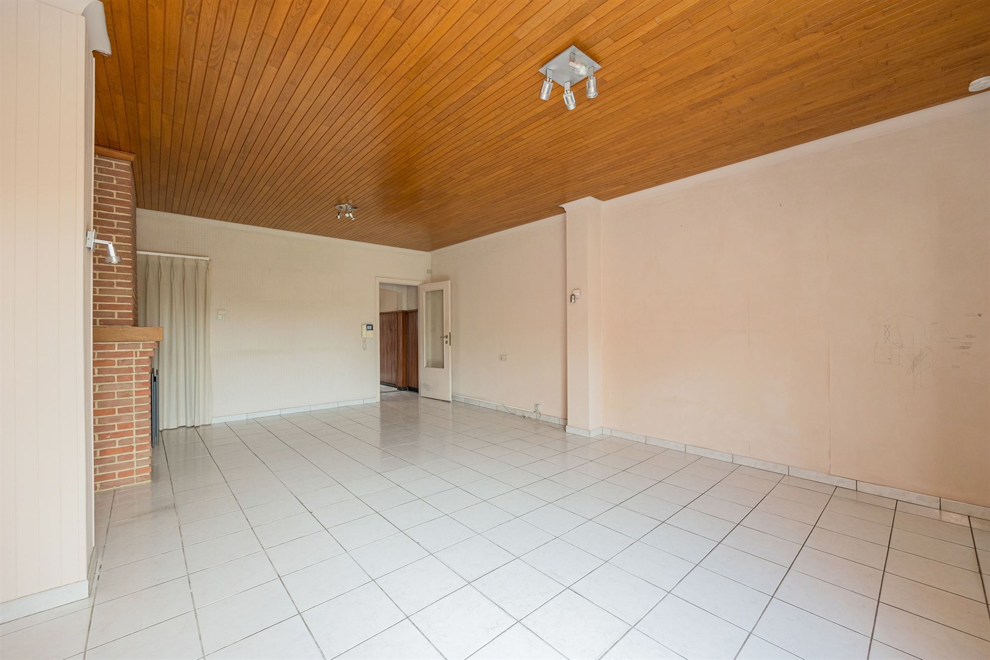 Gezinswoning met drie slaapkamers, garage en tuin - foto 5