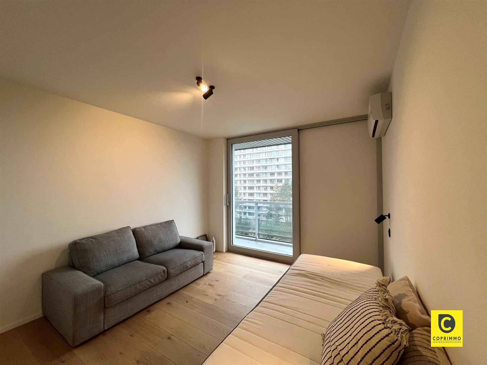 Volledig gerenoveerd 2-slk appartement met ruim terras en garagebox te Berchem! - foto 5
