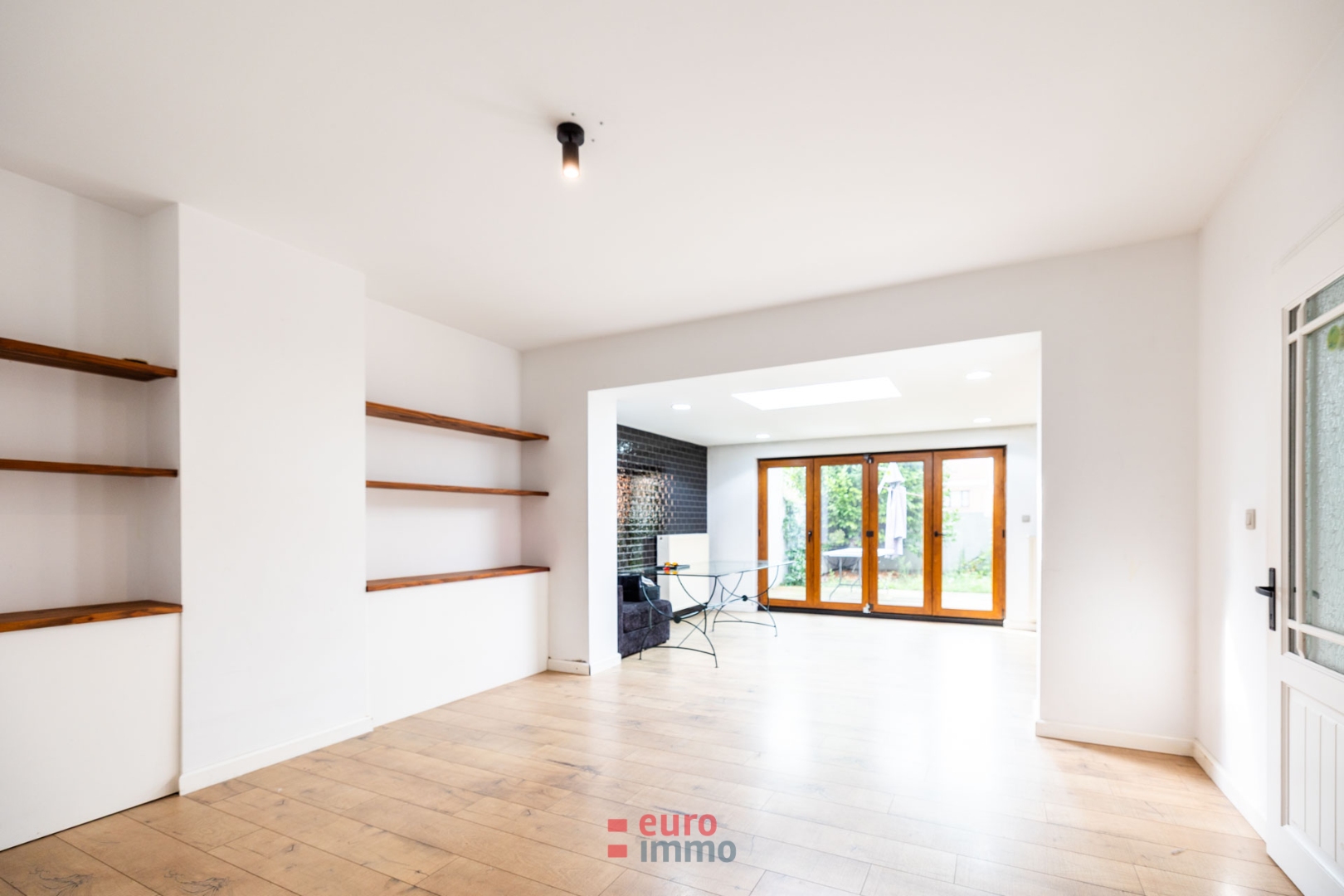 PROPRIÉTÉ DE PREMIER CHOIX À NIEUWPOORT-STAD : MAISON MITOYENNE TRÈS SPACIEUSE, ENTIÈREMENT RÉNOVÉE, AVEC GARAGE ET JARDIN ! - photo 2