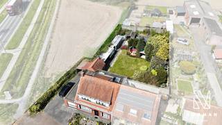 Gelegen in een doodlopende straat op 1km van winkels, bakkers en scholen.Bij het betreden van de woning kom je meteen terecht in de ruime en...