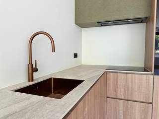 In een kleinschalig appartementsgebouw in de Tuinwijk te Berchem vinden we  dit 2 slaapkamer appartement met bewoonbare oppervlakte van +-80m² en een zuidwest-georiënteerd terras en riante tuin.<br /><br />Het appartement is gelegen op de gelijkvloerse verdieping van een gebouw dat zonet een totaalrenovatie onderging.<br /><br />Het appartement beschikt over een riante leefruimte met aansluitend een open keuken met groot kookeiland.<br />De hyper-geïnstalleerde keuken beschikt over AEG-toestellen alsook een keramische kookplaat.<br /><br />Het appartement heeft 2 slaapkamers (13,5 en 9,5 m²), een apart toilet en (was)berging.<br />De ruime, luxueuze badkamer beschikt over een inloopdouche, spiegel met ledverlichting alsook badkamermeubel met design kraan en werkblad in korian.<br /><br />Alles werd in 2026 volledig van A tot Z gerenoveerd met kwalitatief hoogstaande materialen. <br /><br />Ook het dak van het gebouw werd volledig vernieuwd en geïsoleerd conform de hedendaagse normeringen.<br /><br />De nutsvoorzieningen zijn volledig vernieuwd. Er zijn aparte nutsvoorzieningen per appartement (water, gas en elektriciteit).<br />Het appartement beschikt ook over nieuw buitenschrijnwerk. Er is tevens een ventilatiesysteem in de vochtige delen.<br /><br />Onkosten: € 50 per maand (onderhoud voortuin + onderhoud gemene delen + verlichting gang) € 20 per maand inboedelverzekering.<br />De kelderberging is in de huurprijs inbegrepen.<br /><br />Beschikbaar vanaf 01/06/2026.<br />Verlichting + gordijnrails worden nog door de eigenaar aangebracht.<br /><br />Heeft u interesse en wenst u een bezoek ter plaatse in te plannen? Surf naar onze website www.vbvastgoed.be en klik op de groene knop "ik ben kandidaat"!
