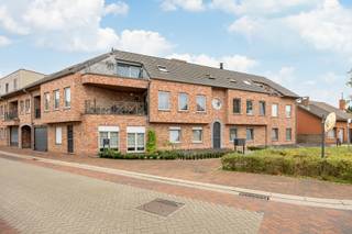 <strong>INDELING</strong><br /><strong>GELIJKVLOERS</strong><br />Inkomhal met vestiaireruimte. Woonkamer met schuifraam en toegang tot de tuin/terras. Open keuken met eethoek voorzien van de volgende toestellen nl. gasvuur, afzuigkap, koelkast, combi-oven, vaatwasmachine en dubbele spoeltafel. Toiletruimte met lavabo.<br />Berging/wasplaats met aansluiting voor wasmachine/droogkast, uitgietbak, aardgasbrander van de C.V. en warmwater, en ventilatiesysteem.<br />Badkamer voorzien van inloopdouche, badkamermeubel met lavabo. 2 slaapkamers met ingemaakte kasten en elektrische rolluiken. <br /><br /><strong>BUITEN</strong> <br />Zonnige tuin/terras. <br /><br /><strong>KELDERVERDIEPING</strong><br />Autostaanplaats en ruime kelderberging.<br /><br /><strong>BIJZONDERHEDEN </strong><br />Aluminium ramen. Dubbele beglazing. Elektrische rolluiken in slaapkamers. C.V. op aardgas (condensatieketel). Radiatoren. Ventilatiesysteem C. <br />Lift aanwezig. <br /><br /><strong>POSITIEVE ASPECTEN </strong><br />Gunstig gelegen op fiets- en wandelafstand van alle nodige voorzieningen<br />Instapklaar gelijkvloers appartement<br />Elektriciteit = conform <br />Badkamer werd in 2025 gerenoveerd <br /><br /><em>Stedenbouwkundige inlichtingen in aanvraag. </em>