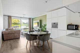 Op de gelijkvloerse verdieping van een verzorgd gebouw aan de Mechelsesteenweg in Lier wacht een frisse, lichte twee-kamer appartement die meteen goed aanvoelt. Geen overbodige toeters en bellen, gewoon een slimme indeling, kwalitatieve afwerking en alles op zijn plek.<br /><br />De keuken werd enkele jaren geleden volledig vernieuwd. Strak, functioneel en klaar voor de dagelijkse stormloop, of die nu bestaat uit snel koken na het werk of uitgebreid brunchen in het weekend. De badkamer volgde hetzelfde pad: vernieuwd, met een ruime inloopdouche die van elke ochtend een moment maakt. Een apart toilet zorgt voor extra comfort, iets wat je in dit segment zelden zomaar krijgt.<br /><br />De berging binnen het appartement geeft je de opbergruimte die je in de stad zo vaak mist. En de autobox achter het gebouw? Die maakt het plaatje helemaal compleet. Droog, veilig en altijd beschikbaar, geen rondjes rijden, geen gedoe.<br /><br />De ligging aan de Mechelsesteenweg is een troef op zich. Verbindingsweg bij uitstek: Lier, Mechelen en de rest van de regio liggen allemaal binnen handbereik. Winkels, openbaar vervoer en het gezellige centrum van Lier op een boogscheut.<br /><br />Instapklaar, compleet en met een prijs-kwaliteitsverhouding die de markt zelden biedt.<br /><br />Troeven:<br />– EPC C: 240kWh/m2<br />– Elektra conform<br />– 2 slaapkamers<br />– Vernieuwde keuken<br />– Vernieuwde badkamer met inloopdouche<br />– Autobox achter het gebouw<br />– Vlotte verbinding Lier – Mechelen