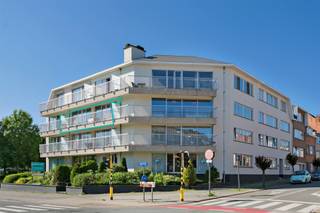 Dit prachtig gerenoveerde appartement is centraal gelegen in Wemmel, op wandelafstand van winkels, openbaar vervoer en gezellige horecazaken...