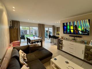 RECENTE MODERNE woning (BJ 2013) met 3 slaapkamers, TUIN & GARAGE gelegen in een rustige, residentiële wijk. Dankzij de gunstige ligging geniet je van een vlotte verbinding naar de snelweg & het stadscentrum van Roeselare. Indeling: inkomhal met gastentoilet. Lichtrijke leefruimte met zicht en toegang tot de tuin en open ingerichte keuken met inbouwtoestellen & kookeiland. Aangelegde tuin met terras. Oprit met garage & wasplaats. Op de bovenverdieping zijn er drie volwaardige slaapkamers en een praktische badkamer met douche, ligbad, lavabomeubel en toilet. CV op aardgas, epc 135 kWh/m2, label B. Gekeurde elektrische installatie. De woning is op heden verhuurd. MOOI AANBOD!!!