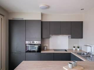 In een verzorgd en hedendaags gebouw, uitgerust met lift, bevindt zich dit charmante duplexappartement dat uitblinkt in licht, ruimte en comfort. Met een bewoonbare oppervlakte van 92 m² en een zuidgericht terras van 10 m² biedt dit pand de perfecte balans tussen rust en bereikbaarheid.<br /><br />Bij het binnenkomen leidt de inkomhal met apart gastentoilet u naar de uitnodigende leefruimte. Grote raampartijen laten het natuurlijke licht rijkelijk binnenstromen en het grote schuifraam zorgt voor een naadloze verbinding met het overdekte terras – een heerlijke plek om het hele jaar door van de zon te genieten. De open keuken met kookeiland is volledig uitgerust ideaal voor wie houdt van gezellig koken.<br />De bovenverdieping herbergt twee comfortabele slaapkamers en een volledig ingerichte badkamer met lavabo, ligbad, tweede toilet en aansluiting voor de wasmachine. Alles is ontworpen met oog voor praktisch gebruik en duurzaam wooncomfort.<br /><br />Het appartement maakt deel uit van een goed onderhouden residentie en is voorzien van een afgesloten fietsenstalling. De ligging is ronduit ideaal: op wandelafstand van de schilderachtige oude Leiearm en het centrum van Deinze en Astene.<br /><br />Dit duplexappartement is een uitstekende keuze, zowel voor eigen bewoning als voor wie op zoek is naar een waardevaste investering.