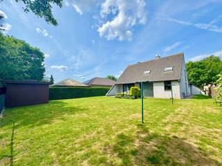 Dit zeer ruim en goed onderhouden woonhuis uit 1997 werd opgebouwd met kwalitatieve materialen en ligt op een mooi perceel van 788 vierkante meter...