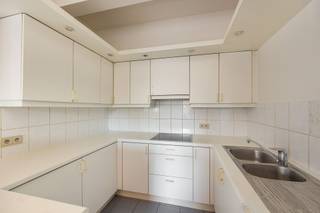 In het hart van Boechout bevindt zich dit praktisch ingedeelde appartement. De ruime lichtrijke leefruimte sluit mooi aan op de open keuken...