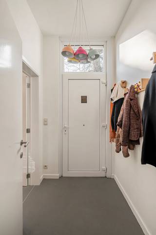 <p><strong>Volledig gerenoveerde, energiezuinige en charmante gezinswoning</strong> met <strong>4 slaapkamers</strong> op een mooi perceel te Essen.<br /><br />Op een <strong>centrale en vlot bereikbare ligging in Essen-Wildert</strong> bevindt zich deze instapklare, volledig gerenoveerde gezinswoning met maar liefst 4 volwaardige slaapkamers en 1 grote badkamer.<br />De woning onderging in 2013 een grondige <strong>totaalrenovatie</strong>, waarbij het volledige huis werd gestript en vernieuwd. Hierbij werd niet alleen aandacht besteed aan de esthetische afwerking, maar ook aan technieken en energiezuinigheid. <strong>De renovatie werd bovendien op een correcte en vakkundige manier uitgevoerd, met gebruik van kwalitatief hoogwaardige en duurzame materialen.</strong> Verder beschikt deze woning nog over een magazijn van ca. 75m².</p>
<p>Indeling:</p>
<p><strong>Gelijkvloers:</strong><br />-verzorgde inkomhal die toegang biedt tot de leefruimte<br />-een apart gastentoilet met handenwasser<br />-de <strong>gezellige leefruimte</strong>, de houtkachel zorgt voor <strong>extra sfeer en gezelligheid</strong> tijdens de wintermaanden, terwijl de <strong>vloerverwarming </strong>op het volledige gelijkvloers zorgt voor optimaal comfort<br />-de <strong>open keuken</strong> vormt het hart van de woning en beschikt over <strong>grote glaspartijen</strong> met <strong>directe connectie naar de tuin</strong> en het overdekte terras. De keuken is uitgerust met een 6-pits gasfornuis, elektrische oven en geïntegreerde vaatwasmachine en biedt bovendien veel kastruimte dankzij de lange ingewerkte kastenwand<br />-aansluitend bevindt zich een praktische berging/wasplaats met aansluitingen voor wasmachine en droogkast, alsook een uitgietbak. De berging geeft via een vaste trap toegang tot een berg-/speelzolder<br />-bergzolder met vaste trap<br />-op het gelijkvloers bevindt zich tevens de badkamer, uitgerust met een ligbad, grote inloopdouche, dubbele wastafel en hangtoilet. De badkamer is voorzien van ventilatie, wat bijdraagt aan een gezond binnenklimaat.<br /><br /><strong>Verdieping:</strong><br />-op de eerste verdieping bevinden zich <strong>drie volwaardige slaapkamers</strong> met aangename lichtinval.</p>
<p><strong>Tweede verdieping</strong><br />-master bedroom met dressing<br />-een apart toilet<br /><br /><strong>Buitenruimte</strong><br />De woning beschikt over een <strong>aangename tuin met een tuinhuis en overdekt terras</strong>, ideaal om het hele jaar door buiten te genieten. De aanwezige vijver zorgt voor een rustgevende uitstraling.<br />Daarnaast is er een<strong> carport en een ruime loods van ca. 75 m², </strong>ideaal voor stockage, hobbyruimte of garage.<br />De loods is voorzien van elektriciteit ( conform gekeurd).<br />Verder beschikt de woning over 4 parkeerplaatsen op eigen terrein.<br />Centrale ligging nabij winkels, scholen en openbaar vervoer.<br /><strong>Een instapklare, energiezuinige gezinswoning met ruimte, comfort en tal van mogelijkheden.</strong></p>
<p><strong>Troeven:</strong><br />Deze woning is technisch volledig in orde en bijzonder energiezuinig uitgerust:<br />-<strong>18 zonnepanelen</strong><br />-<strong>thuisbatterij van 10 kWh</strong><br />-zonneboiler<br />-efficiënte gasketel<br />-<strong>deels driedubbele beglazing </strong>(aanbouw)<br />-vloerverwarming op het gelijkvloers<br />-elektrische installatie is <strong>conform<br /></strong><strong>-</strong> ventilatiesysteem</p>
<p>Dit alles resulteert in comfortabel en toekomstgericht wonen</p>
<p></p>