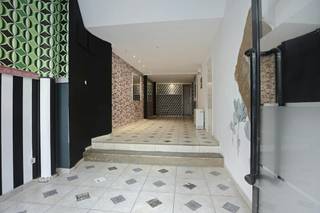 Te Huur: Charmant Handelspand (55m²) in het Hart van Nieuwpoort-Stad!<br /><br />*Polyvalente handelsruimte: Lichtrijke en overzichtelijke oppervlakte van 55 m².<br />*Voorzieningen: Uitgerust met een praktisch keukentje en een privé sanitaire ruimte (toilet).<br />*Parkeergelegenheid: Voldoende parkeermogelijkheden vlak voor de deur voor jou en je klanten.<br />*Individuele tellers: Eigen contracten voor water, gas en/of elektriciteit .<br />*Verwarming op elektriciteit<br /><br />Huurvoorwaarden:<br />*Huurcontract:** Handelshuur (3-6-9)<br />*Huurwaarborg:** 3 maanden huur<br />*Beschikbaarheid: Direct<br /><br />Interesse?<br />Aarzel niet en grijp deze kans om jouw onderneming op de kaart te zetten in Nieuwpoort!<br /><br />???? Contacteer ons vandaag nog voor een plaatsbezoek of meer informatie.
