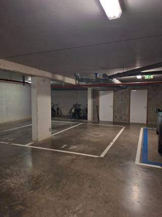 In de nog jonge residentie “Den Blok”, gelegen op de hoek van de Tildonksesteenweg en Den Blok, in het centrum van Herent, bieden we deze ondergrondse parkeerplaats nummer 17 te koop aan.<br /><br />De parkeerplaats is vlot en gemakkelijk bereikbaar en bevindt zich in een afgesloten ondergrondse kelder. Een automatische sectionaalpoort zorgt ervoor dat de parking veilig en afgesloten is. Dankzij de centrale ligging is dit een ideale oplossing voor wie in het centrum van Herent woont en op zoek is naar een comfortabele en veilige parkeerplaats met lage maandelijkse kosten (geen autolift). <br /><br />Voor meer informatie of een bezoek ter plaatse, bel Brecht op het nummer 0484/56.44.22 of mail naar brecht@polares.eu