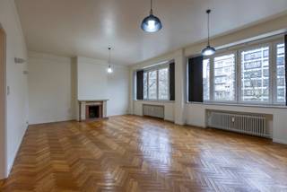 Dit stijlvol appartement met 2 slaapkamers op Avenue Louise in Elsene bevindt zich op de derde verdieping van een verzorgd gebouw en geniet van...