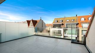 Op wandelafstand van de zee en het strand bevindt zich deze lichtrijke penthouse op de vijfde verdieping van een verzorgde residentie aan de Paul Parmentierlaan te Knokke. Het ruime, zongerichte terras vormt de ideale plek om in alle rust van de buitenlucht en de zon te genieten. De penthouse is gelegen in een aangename en rustige omgeving, maar bevindt zich tegelijk vlakbij talrijke winkels, gezellige restaurants en diverse andere voorzieningen. <br />De residentie onderging de voorbije jaren belangrijke vernieuwingen. Zo werd de gevel volledig vernieuwd en geïsoleerd, werd een nieuwe lift geplaatst en werd de inkomhal stijlvol vernieuwd.<br /><br />Indeling:<br />lichtrijke leefruimte met toegang tot ruim, zongericht terras vooraan, uitgeruste keuken, berging, toilet, slaapkamer met ingemaakte kasten, badkamer, tweede terras achteraan. <br /><br />Kelderberging en fietsenstalling.<br /><br />Mogelijkheid tot aankopen van een goed toegankelijke parkeerplaats achteraan het gebouw.<br /><br />Bezoeken? Graag na afspraak met Avantimmo op het nummer 050 62 50 55