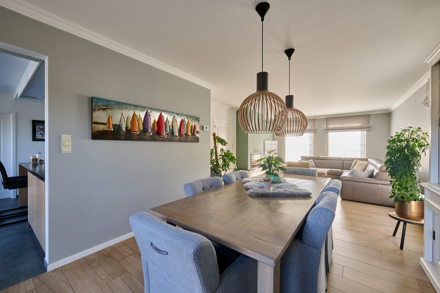 Prachtige instapklare villa met heerlijke leefruimtes voorzien van alle comfort, 4 slaapkamers, 3 badkamers, een perfect aangelegde tuin in alle privacy - foto 5