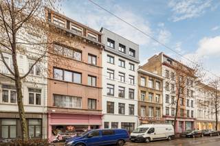Opbrengsteigendom te koop – Gerenoveerd appartementsgebouw op AAA-locatie Dit volledig gerenoveerde appartementsgebouw is gelegen op een absolute...
