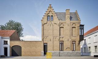 Welkom in Huyze Victoria, waar luxe, geschiedenis en locatie elkaar versterken. In dit statige breedhuis met 19de-eeuwse lijstgevel en oudere kern...