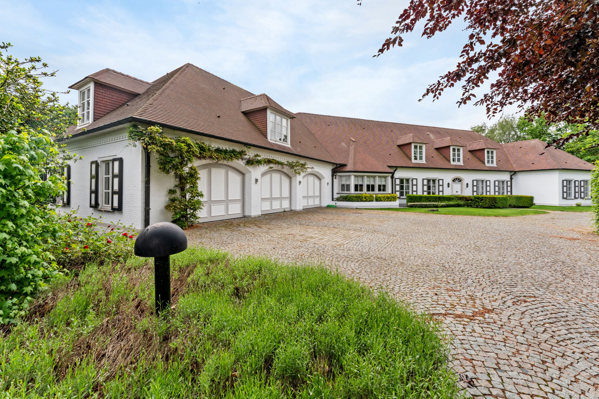 Stijlvolle, kwalitatieve villa van 1008m² gelegen op een terrein van 6709m² op wandelafstand van de binnenstad van Maaseik. - foto 3