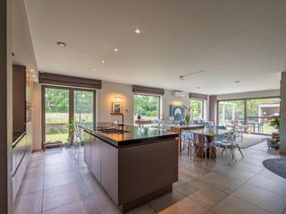Deze prachtige halfopen bebouwing uit 2014 ligt op het einde van een rustige, doodlopende straat te Elewijt. Met maar liefst 290m² is deze woning niet alleen zeer ruim, maar ook werd ze erg kwalitatief afgewerkt! Getuigen hiervan de nieuwste technieken en de hoogwaardige materialen doorheen de gehele woning. <br />De leefruimte met open en volledig uitgeruste keuken met eiland, geniet van veel natuurlijke lichtinval door de grote raampartijen. De grote schuifraam achteraan geeft uit op de oostelijk georiënteerde tuin met veel privacy en een praktisch tuinhuis met (verwarmde) lounge.<br />Op de eerste verdieping treffen we niet alleen de eerste badkamer (met inloopdouche, bad, dubbele wastafel en toilet) aan, maar ook twee ruime slaapkamers waarvan eentje met ensuite dressing. Eveneens op deze verdieping: een handige bureauruimte, ideaal als thuiswerkplek.<br />De tweede verdieping biedt opnieuw twee ruime slaapkamers en een badkamer (douche, toilet, dubbele wastafel). Tevens bevindt zich hier een praktische bergruimte die toegang geeft tot de ruime (berg)zolder! <br />Deze instapklare woning is onmiddellijk beschikbaar! <br />Troeven: <br />-Nieuwbouw woning uit 2014<br />-Bewoonbare oppervlakte van 290m²<br />-Hoogwaardige afwerking: vloerverwarming, airco, ventilatie, zonnepanelen, regenwaterput, domotica, aluminium ramen, regenwaterput,… <br />-Vier ruime slaapkamers<br />-Twee badkamers<br />-EPC A<br />-Elektrische installatie conform<br />-Centrale ligging: goede verbinding met Mechelen, Brussel, Leuven, Vilvoorde,…<br />