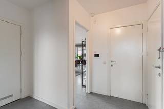 Dit mooie hoekappartement is gelegen in een kleinschalige residentie op de eerste verdieping. Het werd in 2015 grondig gerenoveerd met oa...