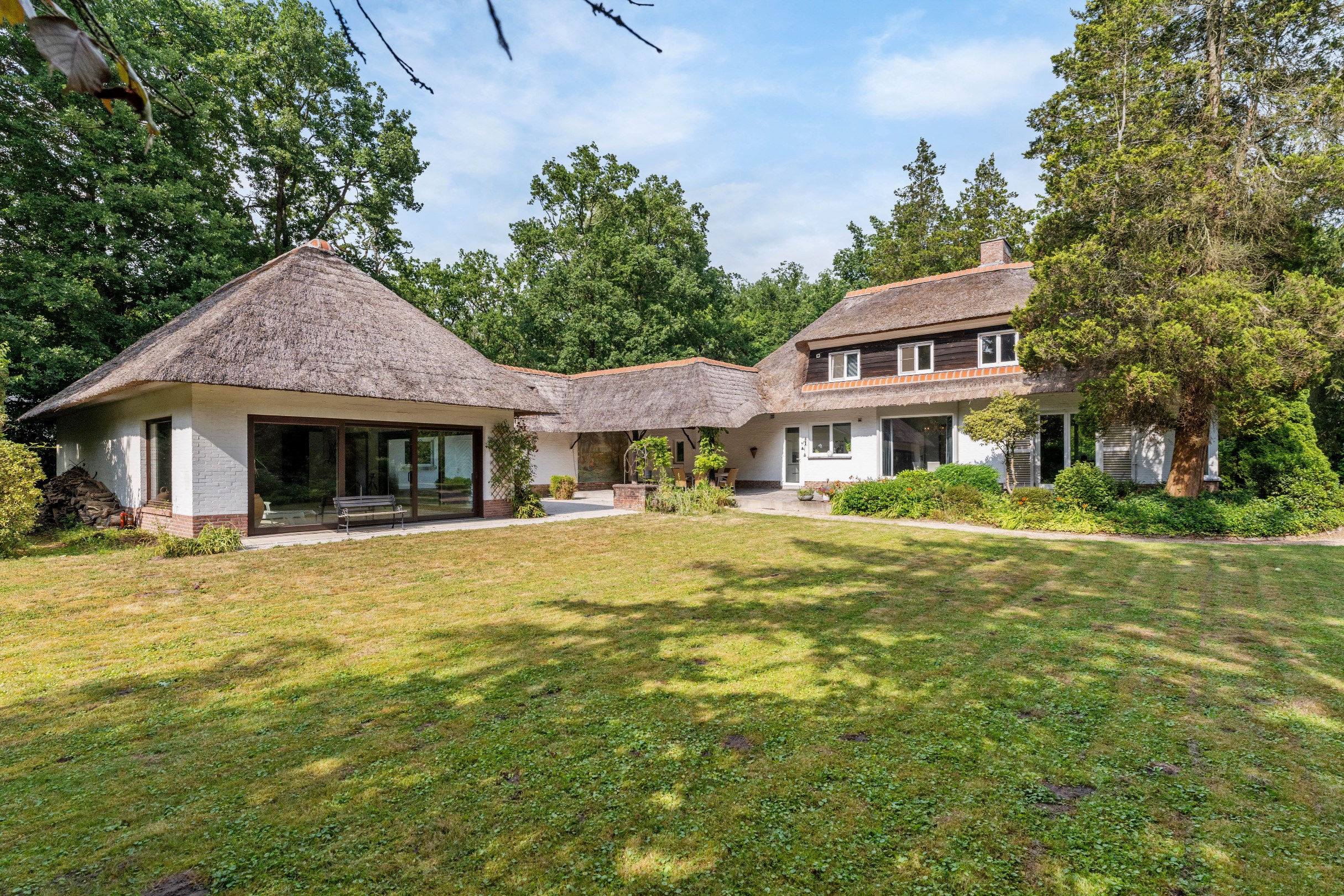 Villa de caractère sur 4 910 m² avec piscine intérieure à De Zeurt - photo 1