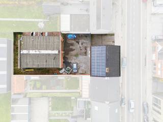 Zonnebeke. Half-open polyvalent ruim gebouw / handelshuis met apart magazijn van +/- 170m2 en  3-5 slaapkamers en apart kantoor / hobby...