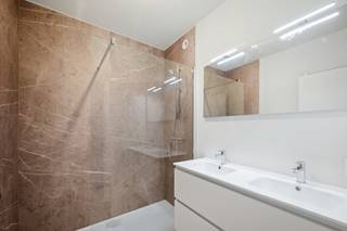 Op een uitstekende locatie te Duffel bevindt zich dit instapklaar appartement met zonnig terras. U geniet hier van een uitstekende bereikbaarheid, toch op wandelafstand van winkels, scholen en het openbaar vervoer.<br /><br />We betreden het appartement op de gelijkvloers via de inkomhal met apart gastentoilet. De lichtrijke leefruimte kan u inrichten met een gezellige zithoek en eetplaats. De open keuken is mooi geïntegreerd in het geheel en is voorzien van kwalitatieve toestellen. Via de nachthal hebt u toegang tot de drie slaapkamers en een prachtige afgewerkte badkamer met lavabo en douche. Daarnaast is er ook een ruime opbergplaats aanwezig. Op het zuid-georiënteerd terras kan u steeds in alle rust genieten van het mooie weer. De bijkomende gemeenschappelijke kosten bedragen €30/maand. <br /><br />Het appartement is beschikbaar vanaf 1/11/2026.<br /><br />U dient een bezoekaanvraag in te dienen via het zoekertje op onze website via de knop "vraag bezoek aan".<br /><br />Dit is een uitstekende opportuniteit als u op zoek bent naar een ruim appartement met 3 slaapkamers en een zuidgericht terras. Contacteer ons voor meer informatie of neem een kijkje op www.boonstravastgoed.be . <br /><br />Bijzonderheden:<br />- 3 slaapkamers<br />- Centrale ligging<br />- Zonnig terras