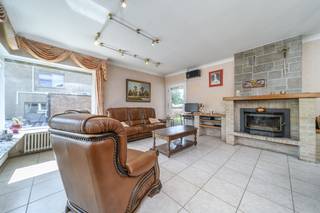 BEVEREN AAN DE IJZER: Zeer degelijke villa-bungalow met alle leefruimtes op het gelijkvloers, ruime garage en tuin op 772m² totale grondopp.<br />In het hartje van het landelijke Beveren aan de IJzer (deelgemeente van Alveringem) is deze bungalow gelegen. Typisch voor een bungalow is uiteraard dat alle leefruimtes op het gelijkvloers voorzien zijn (in totaal ca 165m²!); zo zijn er 2 slaapkamers én een badkamer beneden. De woning is een open bebouwing en bevat naast een garage inpandig ook nog over een ruime extra garage (ca 70m²). Door de oriëntatie van het perceel naar het westen valt er de ganse dag altijd wel ergens de zon en schaduw te spotten op het eigendom. De woning heeft bouwjaar 1966 maar werd begin jaren 2000 grondig onder handen genomen. Wandel je even mee door de woning?<br />- GLVL.: ruime inkomhall, lichtrijke en gezellige woonkamer (voorzien van een open haard), ruime ingerichte keuken (eiken kasten met alle apparatuur: koelkast, vaatwas,...), gang naar 2 ruime en volwaardige slaapkamers en de badkamer, wasplaats/berging, garage.<br />- 1ste VERD.: onder de schuinte van het dak is er nog een ruime zolderberging met o.a. de C.V.-installatie. <br /><u>Extra's</u>: centrale verwarming (stookolie), regenwater, dubbele beglazing (houten raamwerk), beperkte dakisolatie, zonnepanelen, spouwisolatie (6cm),...<br />Ruim en zongericht terras met zonnewering, gezellig groen hoekje, volledig omheinde tuin, zalig vertoeven in deze zonovergoten tuin! Aparte toegang via hekken naar de extra ruime garage (ca 70m²). <br />Bepaalde opfriswerken zijn zeker nog bij deze woning maar het gegeven op zich is een heel mooi en interessant aanbod: open bebouwing met alle leefruimtes op het gelijkvloers, aparte ruime garage en een zalige zonnige tuin. 