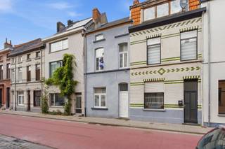 Deze ruime gezinswoning bevindt zich op een gunstige locatie in Gent. Met vier slaapkamers en een gezellige stadskoer biedt de woning alles voor comfortabel wonen. Dankzij de ligging op wandelafstand van station Gent-Dampoort, winkels en horecazaken, en op fietsafstand van het centrum, geniet u van een vlotte bereikbaarheid en een aangename woonomgeving.<br /><br />De woning is als volgt ingedeeld: een inkomhal, een lichtrijke woonkamer met eethoek, een geïnstalleerde keuken, een gastentoilet met berging en een gezellige stadskoer. Op de eerste verdieping bevinden zich twee ruime slaapkamers. De tweede verdieping beschikt opnieuw over twee slaapkamers.<br /><br />De woning werd in 2017 gerenoveerd en is instapklaar. Met een EPC-label C, een conforme elektrische installatie en centrale verwarming op gas biedt de woning een comfortabel en praktisch woonniveau.<br /><strong>Troeven</strong>
<ul>
<li>Vier slaapkamers</li>
<li>Gezellige stadskoer</li>
<li>Gerenoveerd in 2017</li>
<li>Instapklaar</li>
<li>EPC-label C</li>
<li>Op wandelafstand van Gent-Dampoort</li>
<li>Op fietsafstand van het centrum van Gent</li>
</ul>
Heeft u interesse in deze woning? Neem dan contact met ons op via 0484 14 96 86 of info@oko.immo.