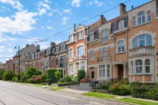 PRACHTIGE HERENWONING BOORDEVOL GRANDEUR, marmeren accenten en een SFEERVOLLE STADSTUIN in Sint-Agatha-Berchem, met vlotte verbinding naar de...