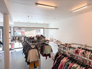 <p><span>WINKEL- OF KANTOORRUIMTE 85M² IN CENTRUM PUURS</span></p><p><span>Ligging in centrum nabij station met vlotte bereikbaarheid via N16, A12, N17 en E17</span></p><p><span> </span></p><p><span>Winkel- of kantoorruimte (63m²) geschikt voor diverse doeleinden / berging (5,7 x 2,7m) / keuken (3 x 2,3m) / sanitair.<br /><br /></span></p><p><span>Onroerende voorheffing ten laste van huurder.</span></p><p><span> </span></p>