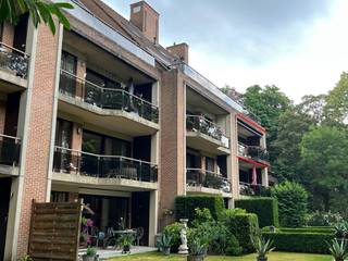 Gelegen met het  terras richting het park/kasteeltuin van Heule komt dit mooie appartement terug te huur na 17 jaar bewoning.<br />Het appartement werd recent herschilderd en er werd een nieuwe inloopdouche geplaatst met nieuwe dubbel lavabomeubel.<br />Indeling : <br />Ruime inkomhal met spiegelkast, apart toilet, 2 ruime slaapkamers, hele ruime leefruimte (30 m²), ruime aparte keuken (16 m²), terras met 2 wandkasten, zonnewering voorzien, berging aanleunend aan de keuken, badkamer met ligbad en douchemogelijkheid, ruime kelderberging, dubbel garage (achter elkaar parkeren) op de -1.<br />Keuken vaatwas eventueel over te nemen.<br /><br />Troeven : <br />- net naast de Heulse artsengroepspraktijk.<br />- apotheek op wandelafstand<br />- winkels en cafés op wandelafstand<br />- mooiste tuin van de regio, onderhouden met ons belastingsgeld.<br /><br />EPC : 161 kWh/m² - B-label<br />HP : 900 + 150 euro (GK) , excl water<br />Vrij : 01.10.2026, kan ook vanaf 15.09.2026<br />Huurwaarborg : 3 maanden (= 2.700 euro)<br />Huurcontract van 9 jaar.<br />P-score : A<br />G-score : A<br />Niet beschermd, niet op inventaris<br />Bezoek, bel : 0473/490758 of email info@expertimmo.be