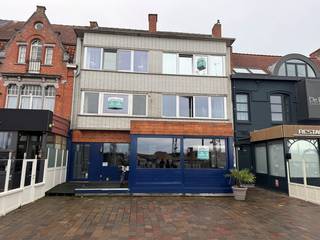 Op de kaai van Nieuwpoort, vlak aan de tram- én bushalte waar het bruist van bedrijvigheid en passage kan je deze eigendom terugvinden.<br />Het gelijkvloers heeft alle troeven om een succesvolle zaak te worden. Via een inpandige trap bereik je enerzijds de kelder, of 2 kamers op de eerste verdieping én 1 kamer op de 2de verdieping. Ideaal als bureau / opslagruimte of om een extra appartement te creëren. Via een aparte inkomdeur naast het handelsgelijkvloers heb je een berging en een trap die toegang geeft tot een ruim appartement. Op de eerste verdieping heb je een ruime keuken met leefruimte en op de tweede verdieping hebben we 3 slaapkamers en een badkamer met inloopdouche. Naast de inkomdeur is nog een recht van doorgang naar de achterzijde van deze eigendom. EPC Handelsgelijkvloers: label B referentienummer 20220327-00025707401-KNR-1<br /><br />Bel Dries, ook op zon-en feestdagen, 0478/937.935, of kom langs op kantoor 'Immo Maritiem' naast het kerkje in Nieuwpoort-bad.